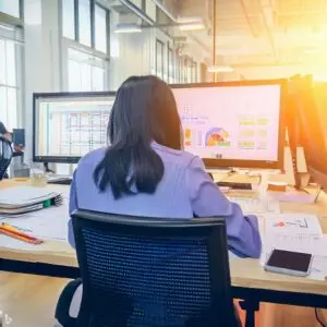 Persona que trabaja en un estudio de precios en una empresa industrial.